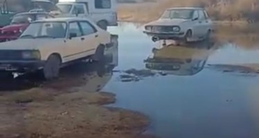 los corralitos se inunda en la «M», pero hacen un acting para limpiar las piedras de potrerillos